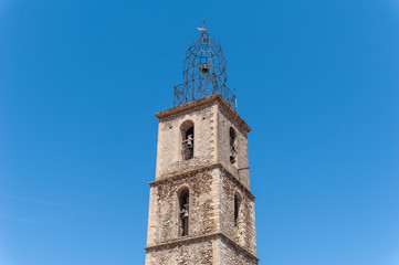 Fototapeta na wymiar Kirchturm der Pfarrkirche Notre-Dame-de-l’Olivier in Les Mees in Südfrankreich