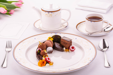 Biscuits from chocolate with sorbet from chocolate, truffle and icing sugar