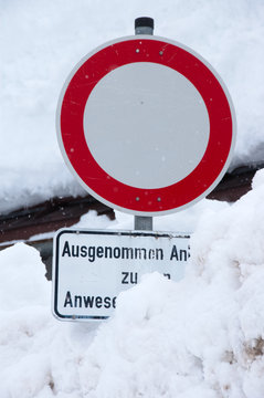 Verkehrsschild Durchfahrt verboten im Schnee