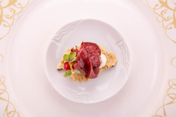 Dried venison on the crackling bread
