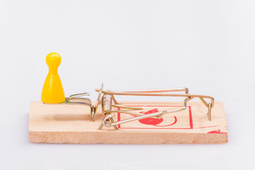Mausefalle mit Spielfigur - Symbolfoto - Frei zum Abschuss
