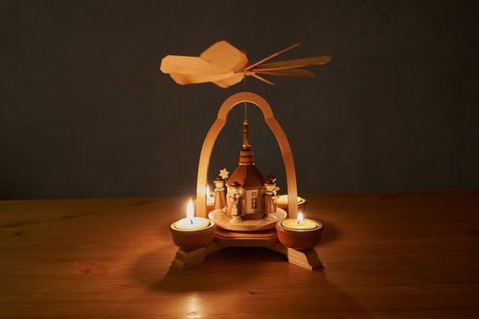 Christmas carolers, star singers as wooden figures