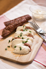 Mozzarella mit Wurststückchen und Dipp