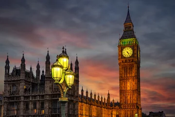 Nahaufnahme des Big Ben Turmes in Westminster in London am Abend nach Sonnenuntergang © moofushi