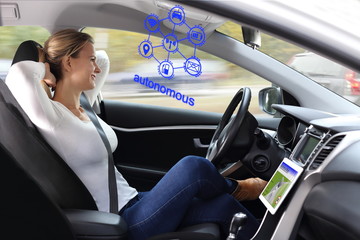 Frau genießt autonomes Fahren