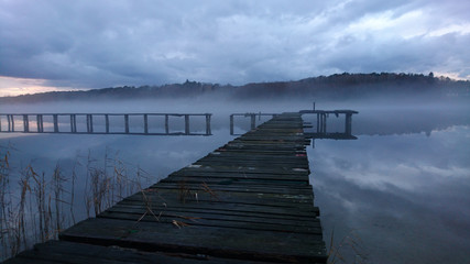 Steg am See am Abend und Nebel