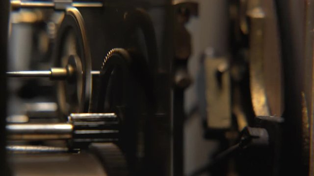 Ingranaggi di orologio meccanico in movimento.
