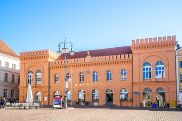 Marktplatzpanorama mit Dom Rathaus und Löwendenkmal, Schwerin, Deutschland