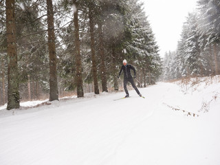 Skifahrer in Winterlandschaft auf Loipe zum Langlauf