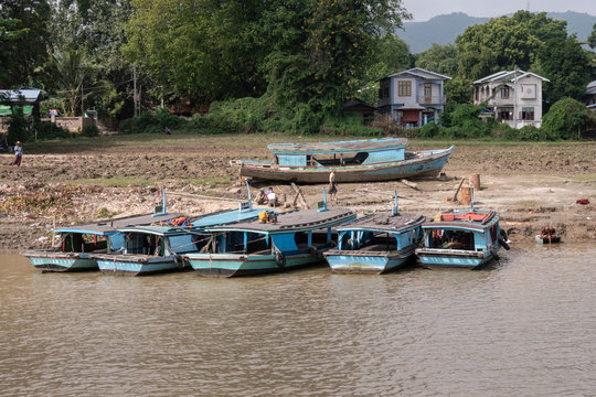 Costa de r&iacute;o con barco. Myanmar