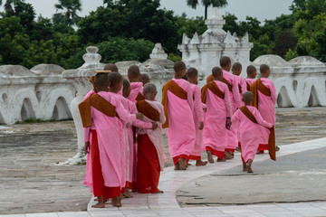 Naklejka premium Monjes en Hsinbyume Paya. Mingun, Myanmar
