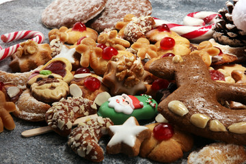 Fototapeta premium cookies, nuts and gingerbread a christmas bakery concept. xmas cookies