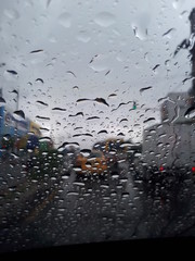 gotas en el parabrisas 
