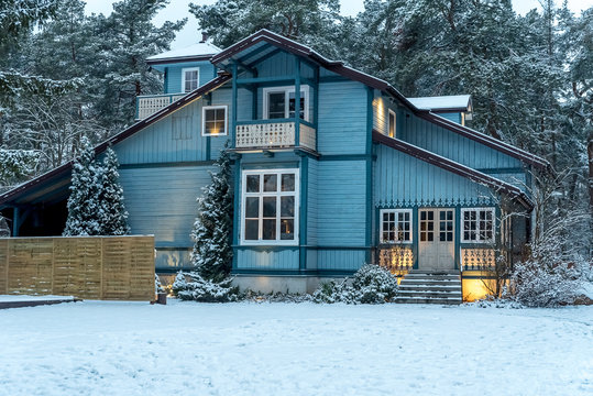 Wspaniały i wyjątkowy stary, drewniany dom w zimowej scenerii