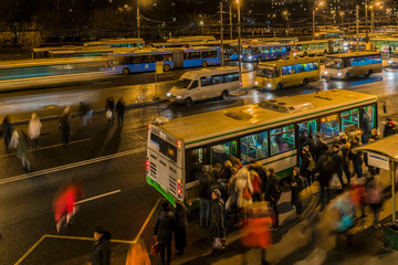 Obraz premium passengers waiting and boarding buses at the bus terminal