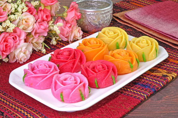 Obraz na płótnie Canvas Rose candy : Siamese Allure rose candy, famous Royal Thai cuisine. Made from coconut milk, wheat flour and sugar. Colorful roses shaped candy from Thailand, gift for Valentine's day and New year.