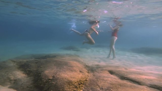 girls in thong play underwater 4k