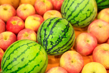 Apples and watermelons，,