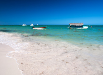 Fototapeta na wymiar Caribbean destinations with boats in the sea