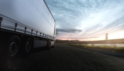 LKW auf einer Landstraße