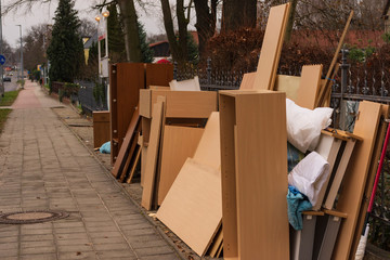 alte Schränke am Strassenrand