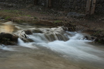 Fotografia larga exposición de saltos de agua en el rio