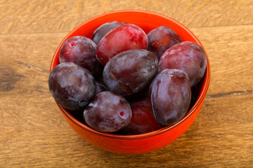 Plums in the bowl