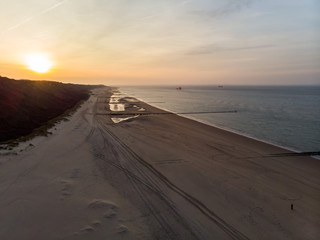 Menschenleerer Strand an der Nordsee bei Sonnenschein (Luftaufnahme, Drohne)