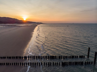 Menschenleerer Strand an der Nordsee bei Sonnenschein (Luftaufnahme, Drohne)