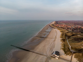 Dorf am Strand (Luftaufnahme, Drohne)