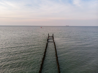 Buhne an der K&uuml;ste (Luftaufnahme, Drohne)