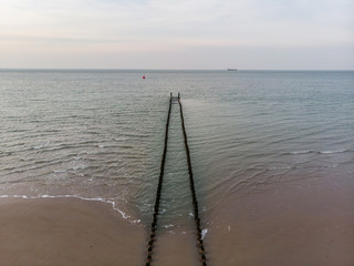 Buhne an der K&uuml;ste (Luftaufnahme, Drohne)