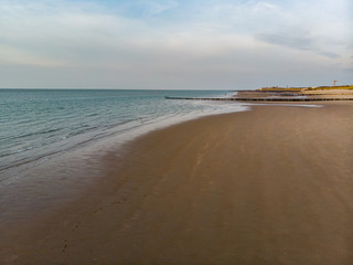 Menschenleerer Strand an der Nordsee bei Sonnenschein (Luftaufnahme, Drohne)