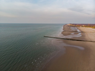 Menschenleerer Strand an der Nordsee bei Sonnenschein (Luftaufnahme, Drohne)
