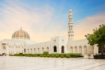 Selbstklebende Fototapete Mittlerer Osten Muscat, Oman, Große Sultan-Qabus-Moschee. Die Sultan-Qabus-Moschee oder Maskat-Kathedrale-Moschee ist die wichtigste Moschee von Muscat, Oman.