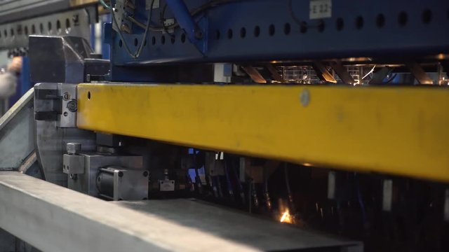 Manufacture of household appliances, automatic welding machine produces grating of steel rods.