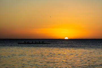 COUCHER DE SOLEIL ET PIROGUE V6