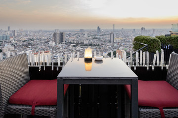 Cena al atardecer en la terraza de un rascacielos de Bangkok , Tailandia