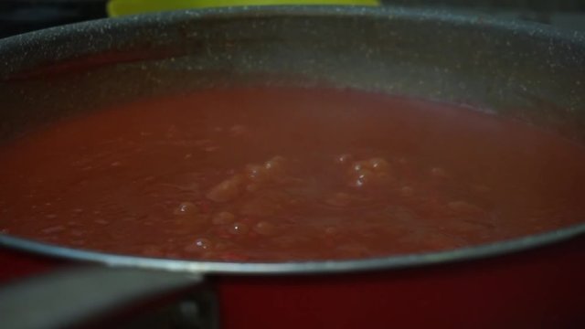padella di sugo al pomodoro caldo