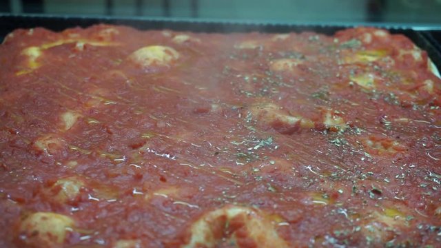 teglia di pizza rossa calda fumante