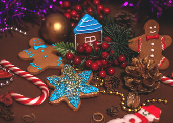 Fototapeta na wymiar Gingerbread men with colorful Christmas decorations