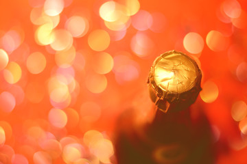 Champagne geschlossene Flasche von oben auf unscharfen Hintergrund 