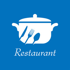 Logotipo con texto Restaurant con cubiertos inclinados en espacio negativo en cacerola en fondo azul