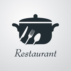 Logotipo con texto Restaurant con cubiertos inclinados en espacio negativo en cacerola en fondo gris