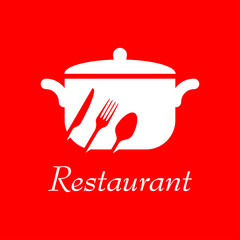 Logotipo con texto Restaurant con cubiertos inclinados en espacio negativo en cacerola en fondo rojo