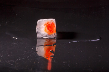 Eiswürfel taut auf
