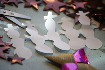 Basteln für Weihnachten und Kinder mit Schneemann Girlande aus Papier, Sternen, Schere