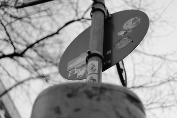 müll eimer mit schild