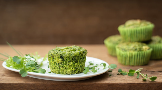 Gruene Muffins mit Schafskaese und Dip