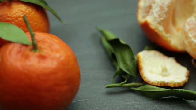 Mandarini con foglie  